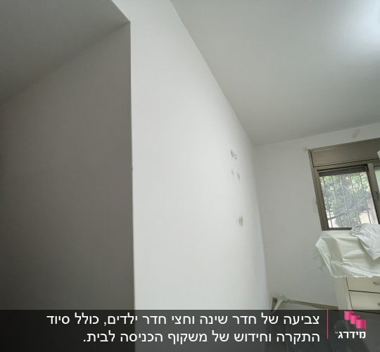 קיר צבוע עם ניירות מגן על הרצפה